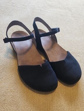 Dansko Women's Rowan Closed-Toe Sandals